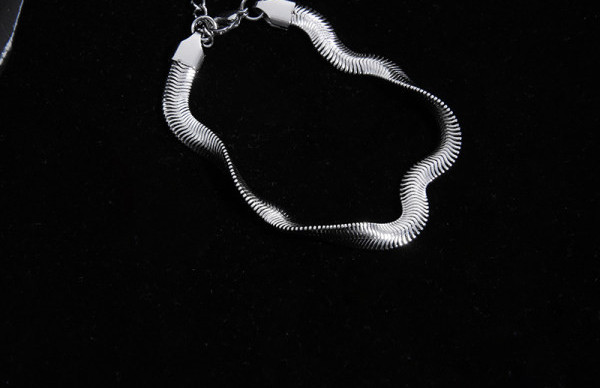 Moderna vīriešu rokassprādze