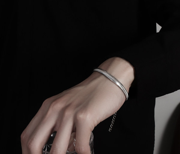 Moderna vīriešu rokassprādze