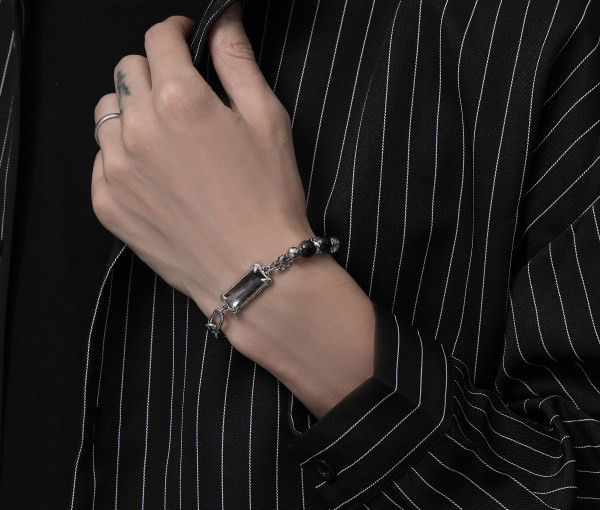 Jauna modeļa vīriešu rokassprādze ar krellēm un dekoratīviem akmeņiem