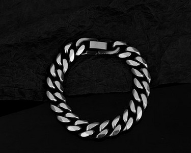 Ezüst színű acél karkötő