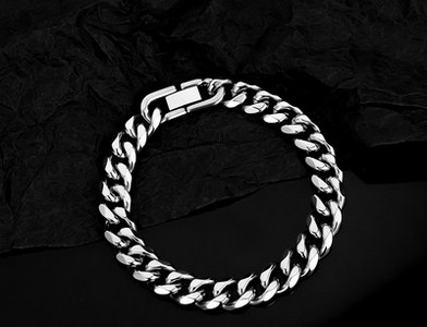 Ezüst színű acél karkötő