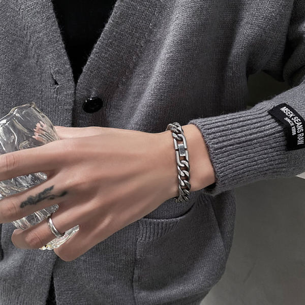 Ezüst színű acél karkötő