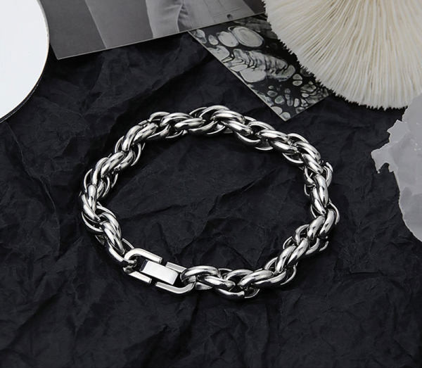 Moderna narukvica od titan čelika za muškarce