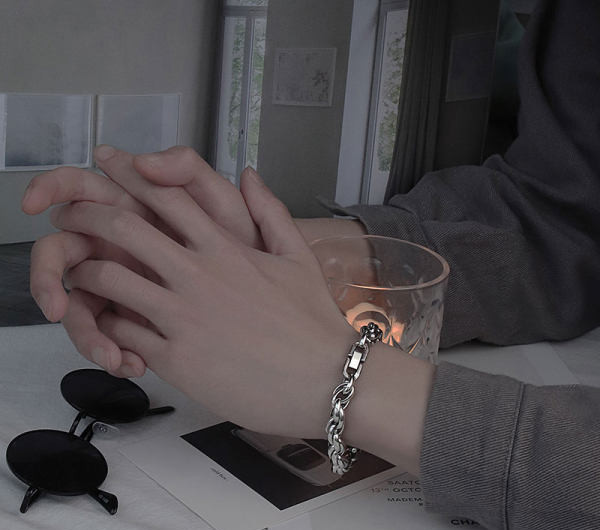 Moderna narukvica od titan čelika za muškarce