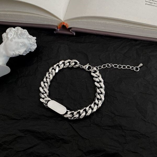 Modern férfi karkötő ezüst színben