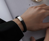 Eko bőrből készült stílusos férfi karkötő fém csattal