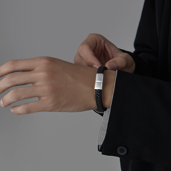 Eko bőrből készült stílusos férfi karkötő fém csattal