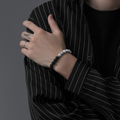 Férfi karkötő gyöngyökkel