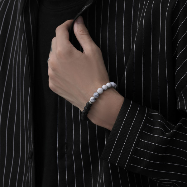 Férfi karkötő gyöngyökkel