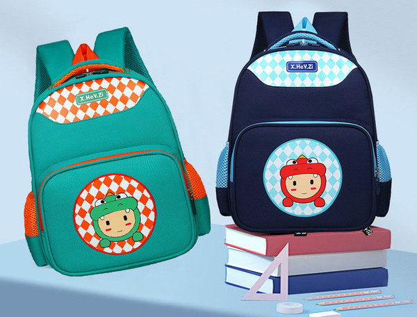 Gyermek hátizsák zsebbel, különböző színekben