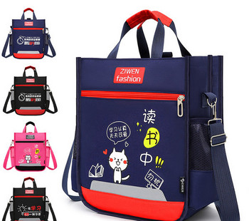 Αδιάβροχη παιδική τσάντα με πολύχρωμη εφαρμογή και επιγραφή