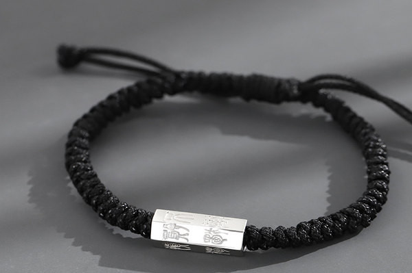 Regulējama rokassprādze ar metāla apdari vīriešiem