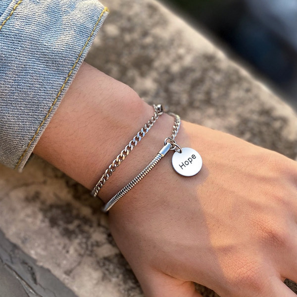 Acél férfi karkötő felirattal