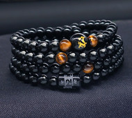 Férfi karkötő fekete gyöngyökkel