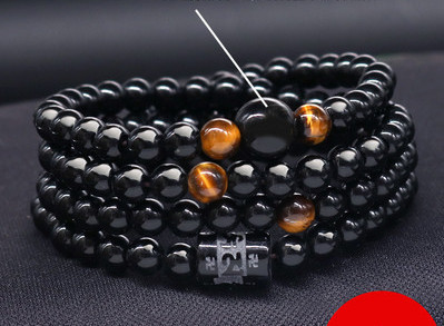 Férfi karkötő fekete gyöngyökkel