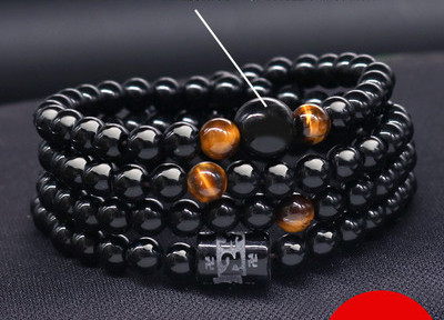 Férfi karkötő fekete gyöngyökkel