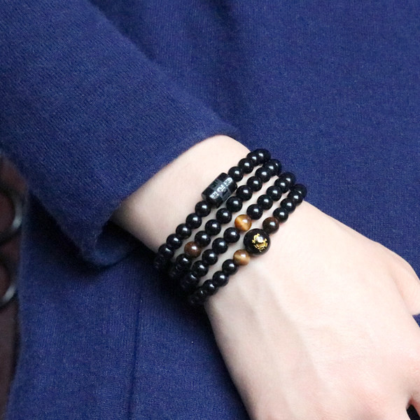 Férfi karkötő fekete gyöngyökkel