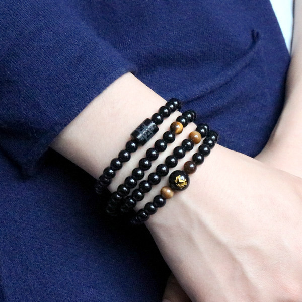 Férfi karkötő fekete gyöngyökkel