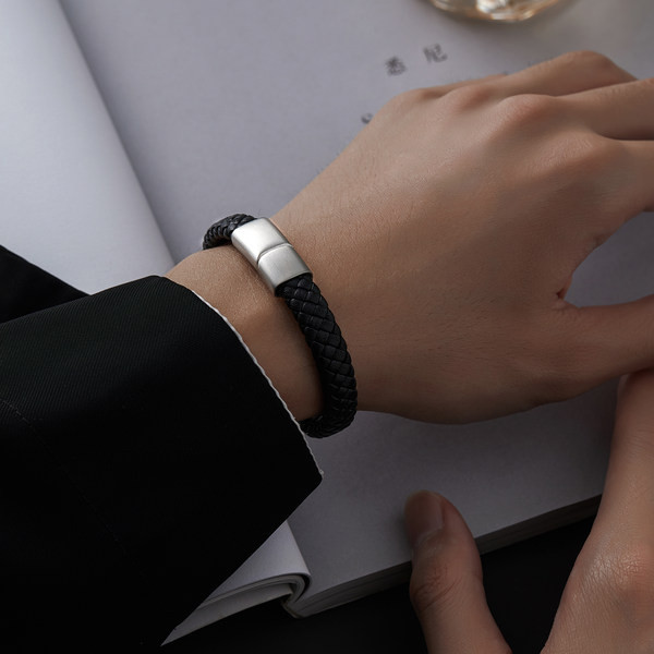 Vīriešu ādas rokassprādze ar magnētisku aizdari