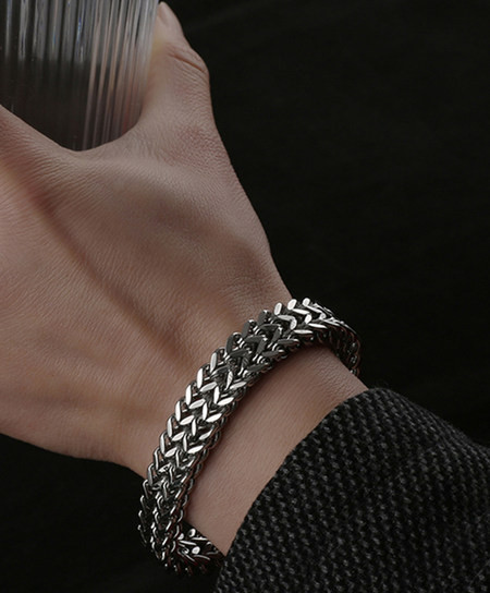 Férfi karkötő mágneses csattal