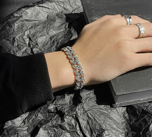 Vyriška sidabrinė apyrankė – su akmenukais