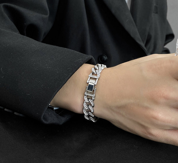 Vyriška sidabrinė apyrankė – su akmenukais