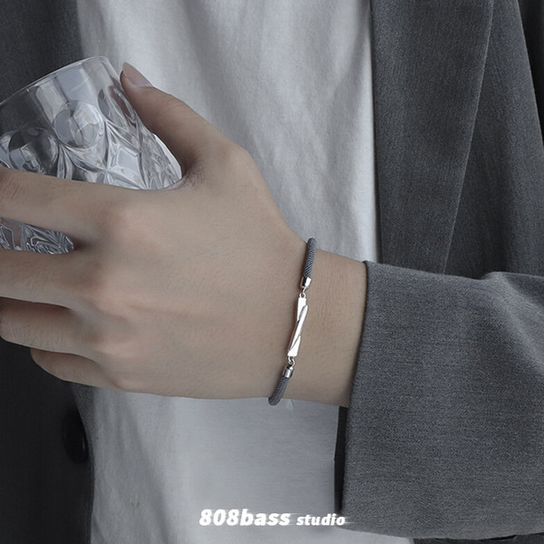 Ανδρικό βραχιόλι με μεταλλικό στοιχείο