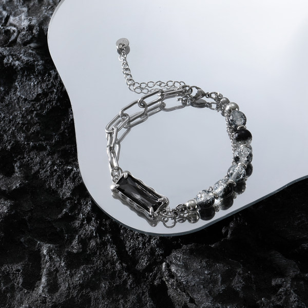 Férfi karkötő kövekkel