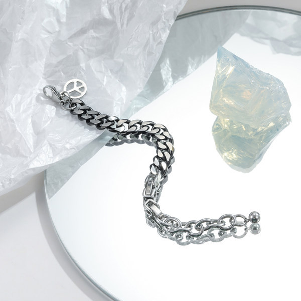 Vīriešu pīta rokassprādze ar kulonu