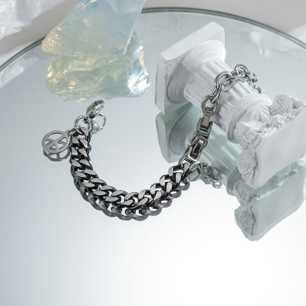 Vīriešu pīta rokassprādze ar kulonu