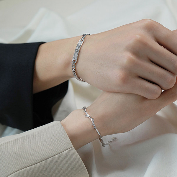 Rokassprādze sudraba krāsā - piemērota vīriešiem un sievietēm