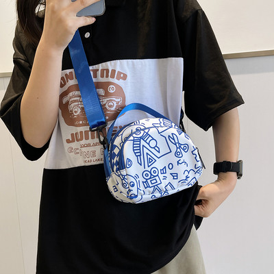 Alkalmi gyerektáska zsebbel és vállpánttal