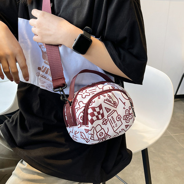 Alkalmi gyerektáska zsebbel és vállpánttal