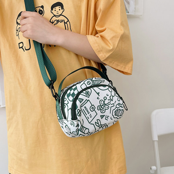 Alkalmi gyerektáska zsebbel és vállpánttal