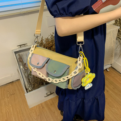 Kis gyerektáska zsebbel és vállfogantyúval