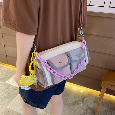 Kis gyerektáska zsebbel és vállfogantyúval