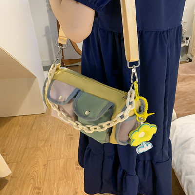 Kis gyerektáska zsebbel és vállfogantyúval