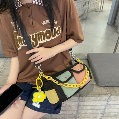 Kis gyerektáska zsebbel és vállfogantyúval