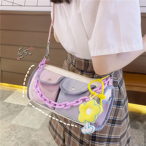 Kis gyerektáska zsebbel és vállfogantyúval