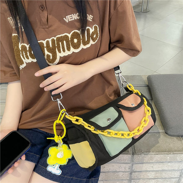 Kis gyerektáska zsebbel és vállfogantyúval