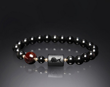 Ανδρικό βραχιόλι με χάντρες σε διάφορα χρώματα