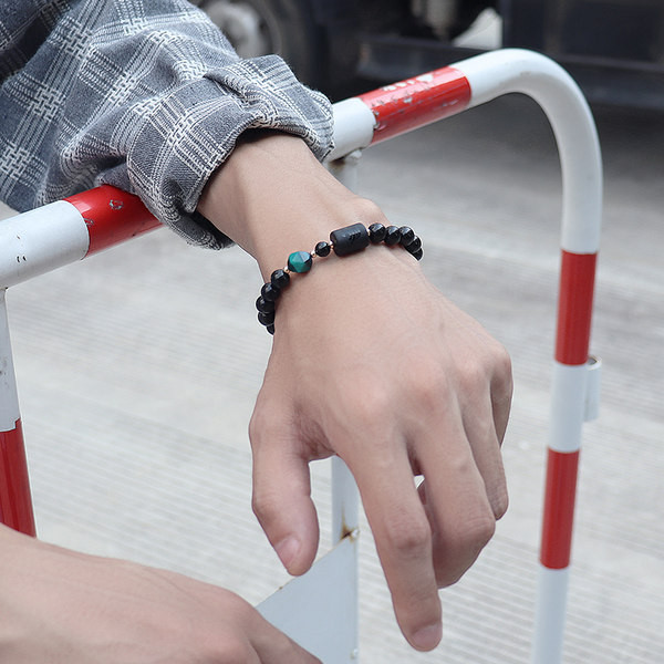 Ανδρικό βραχιόλι με χάντρες σε διάφορα χρώματα