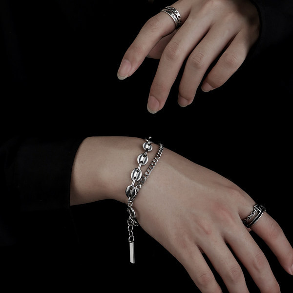 Divrindu rokassprādze sudraba krāsā vīriešiem