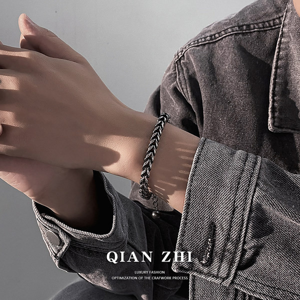 Vīriešu pīta rokassprādze ar kulonu