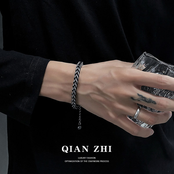 Vīriešu pīta rokassprādze ar kulonu