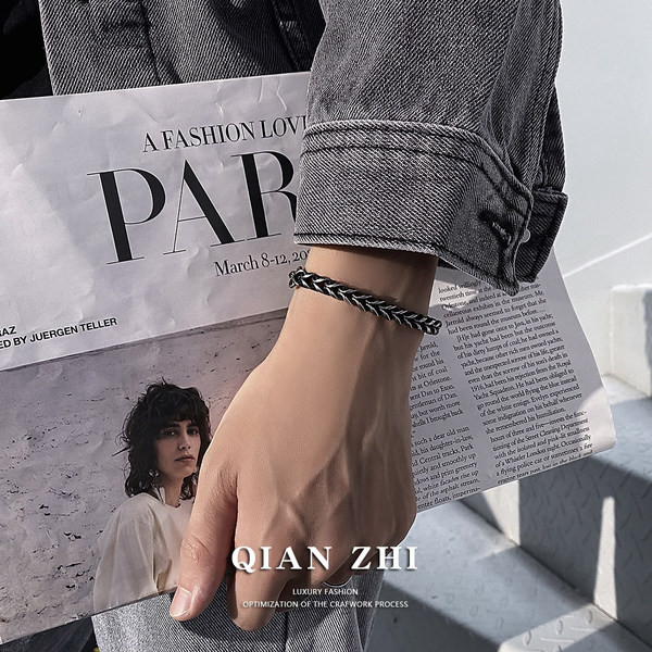 Vīriešu pīta rokassprādze ar kulonu