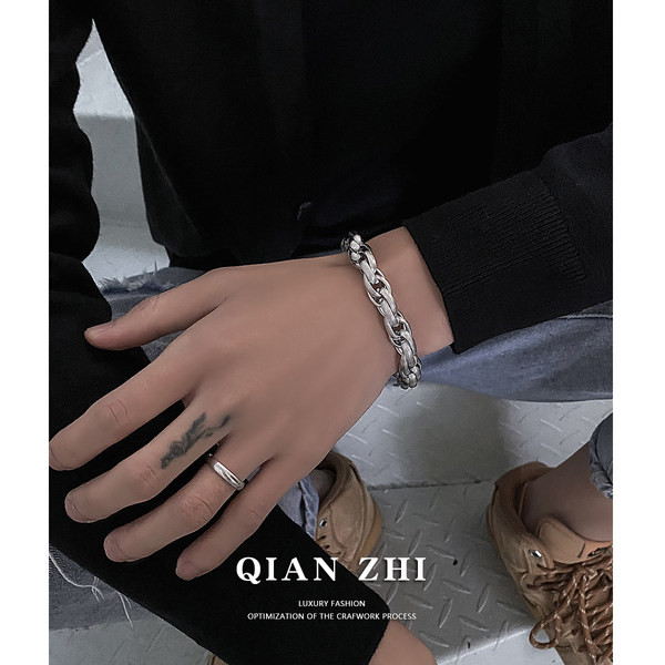 Vīriešu rokassprādze sudraba krāsā