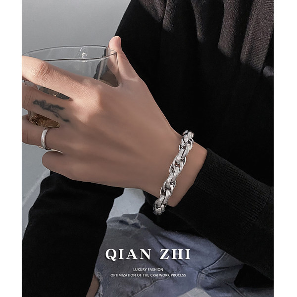 Vīriešu rokassprādze sudraba krāsā