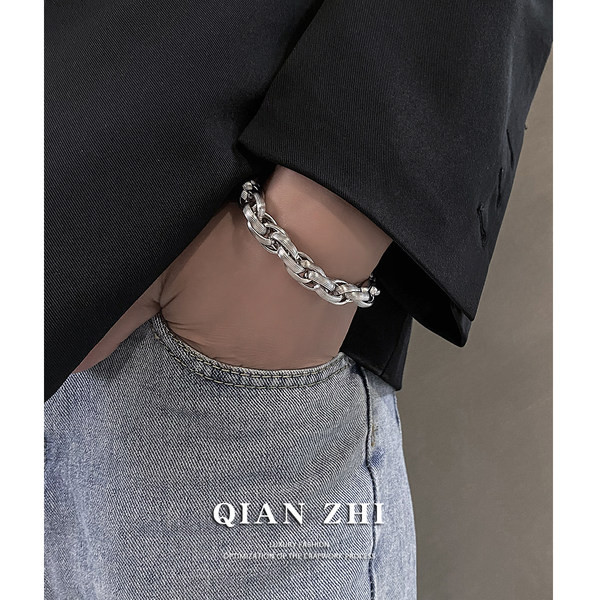 Vīriešu rokassprādze sudraba krāsā