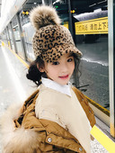 Gyerek sapka tollal és napellenzővel